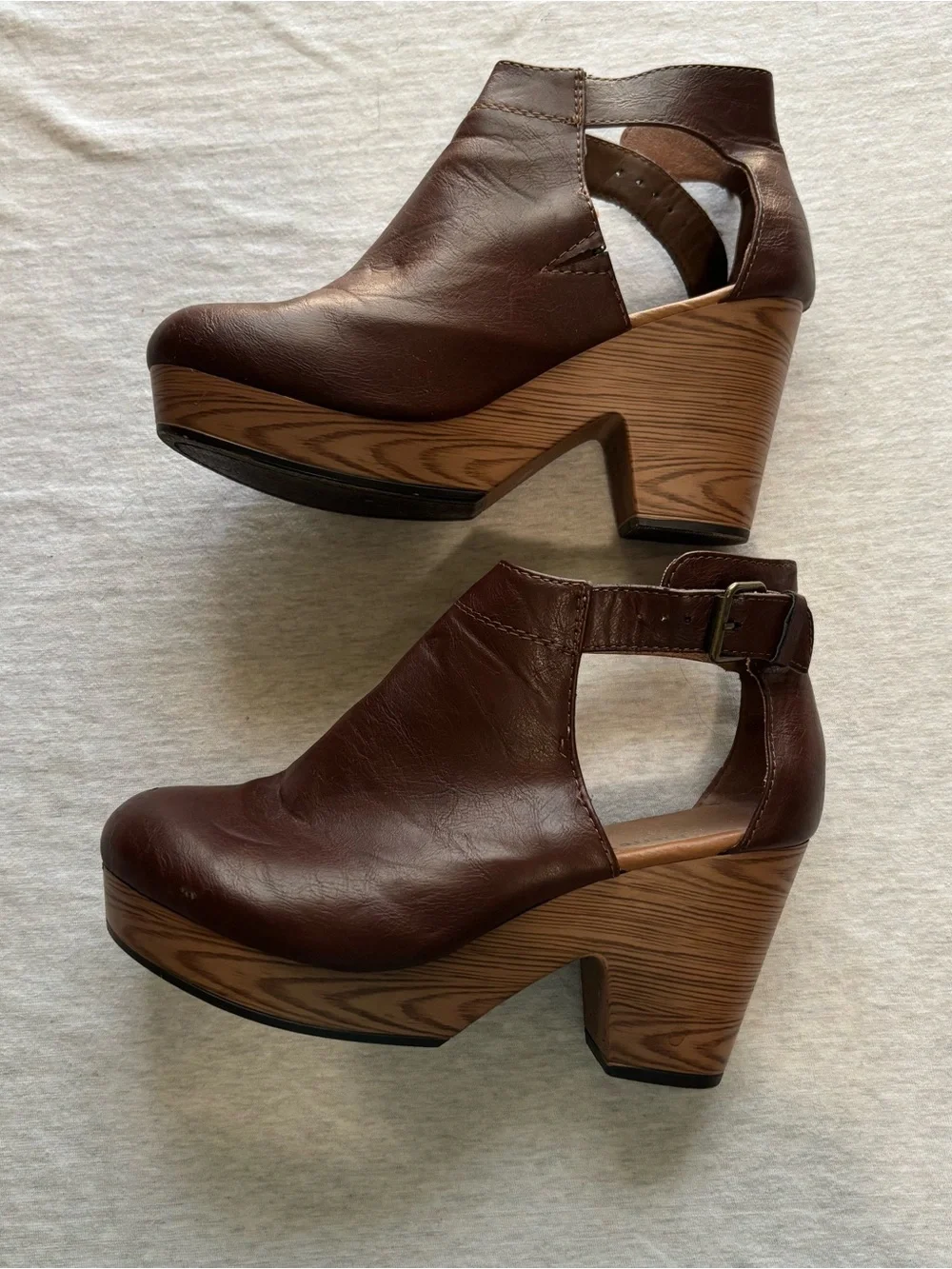 Pierre Dumas Brown Faux Leather Platform Cutout Clogs Heels Size 7